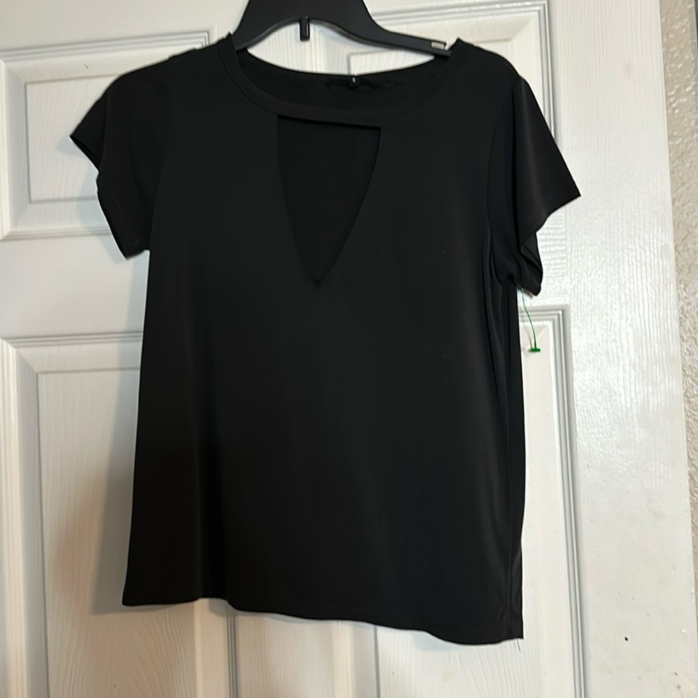 Brand unknown black key hole top fits loosely size small